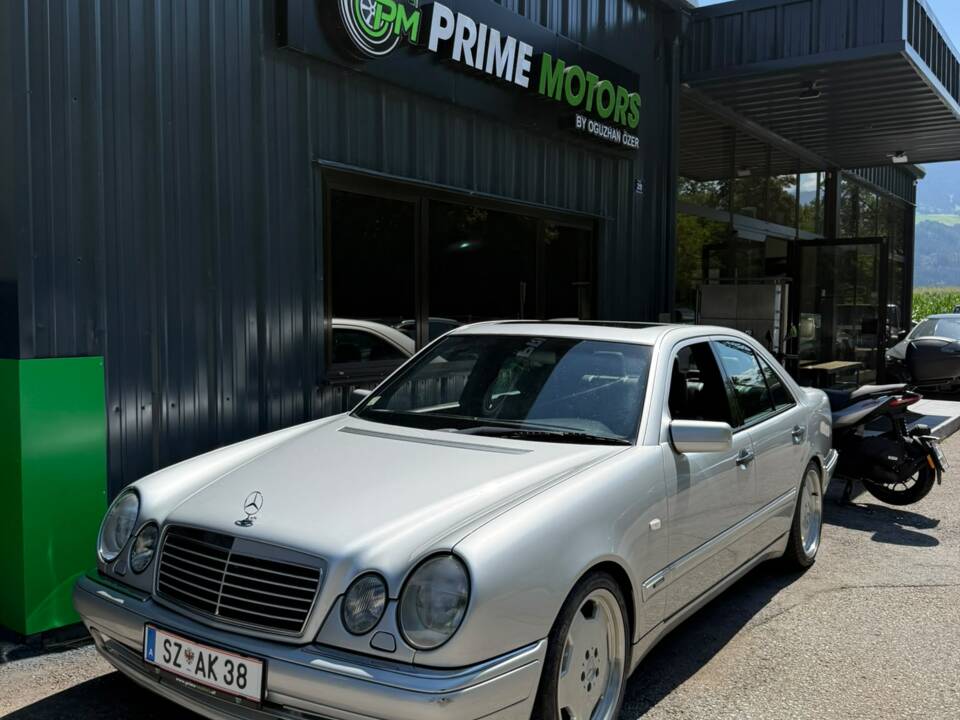 Bild 4/4 von Mercedes-Benz E 50 AMG (1997)
