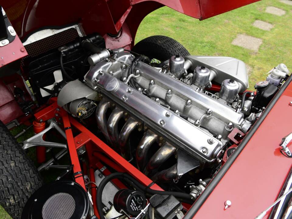 Image 32/50 de Jaguar E-Type (1968)