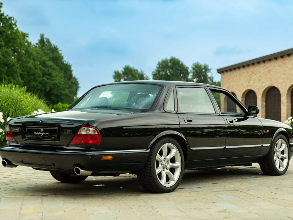 Image 7/50 of Jaguar XJR 4.0 (2000)