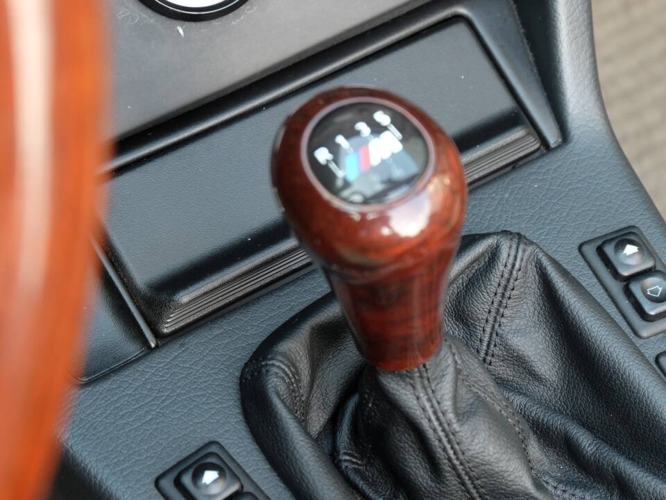 Immagine 36/48 di BMW 325i (1986)