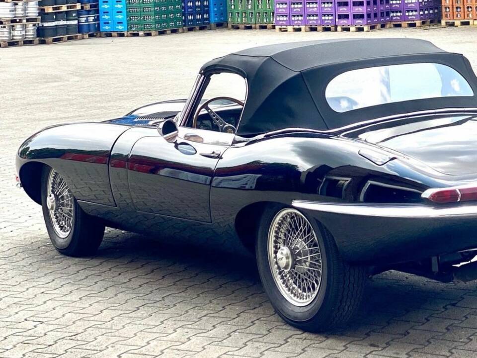 Image 8/8 de Jaguar E-Type (1968)