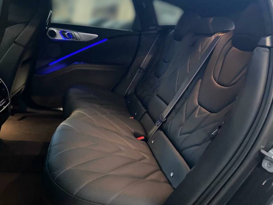 Image 6/12 of BMW XM (2024)