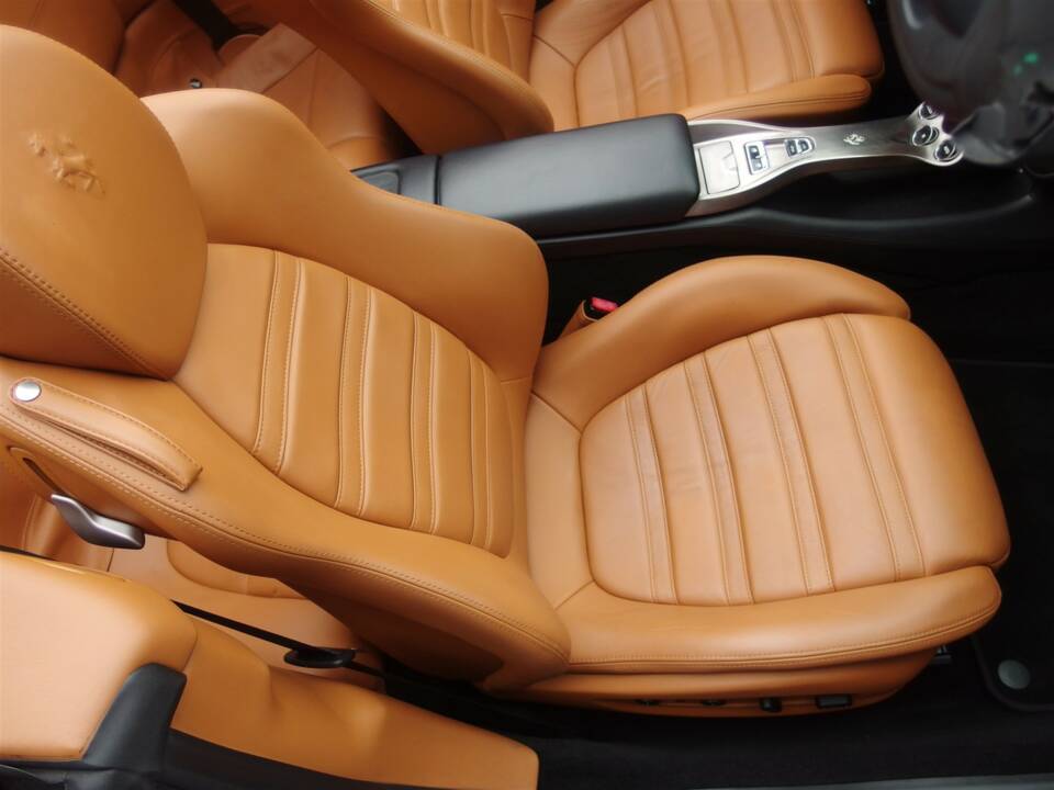 Image 48/99 of Ferrari California (2010)