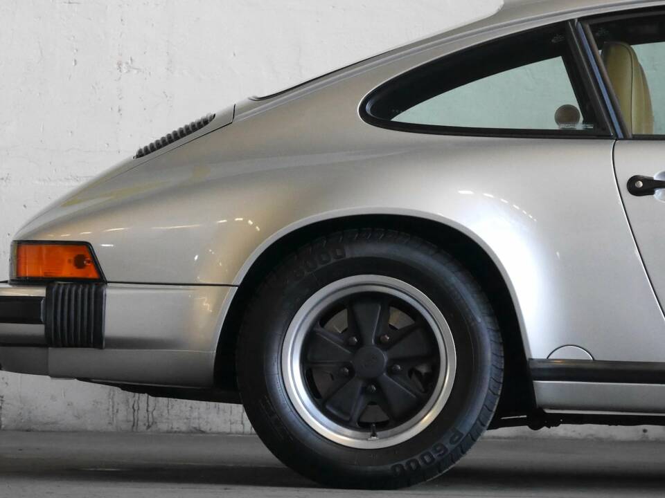 Image 2/27 of Porsche 911 Carrera 3.2 (1990)