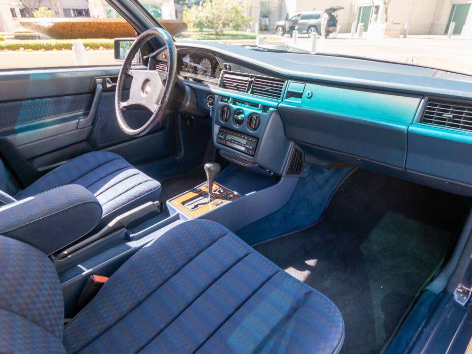 Bild 56/69 von Mercedes-Benz 190 E (1988)