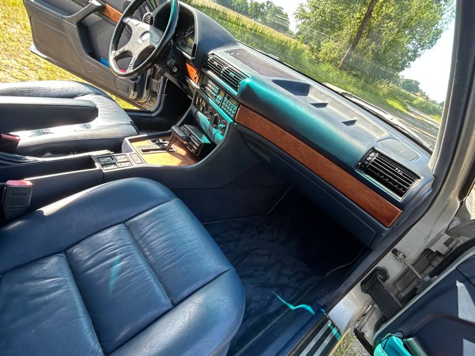 Image 16/33 de BMW 735i (1990)