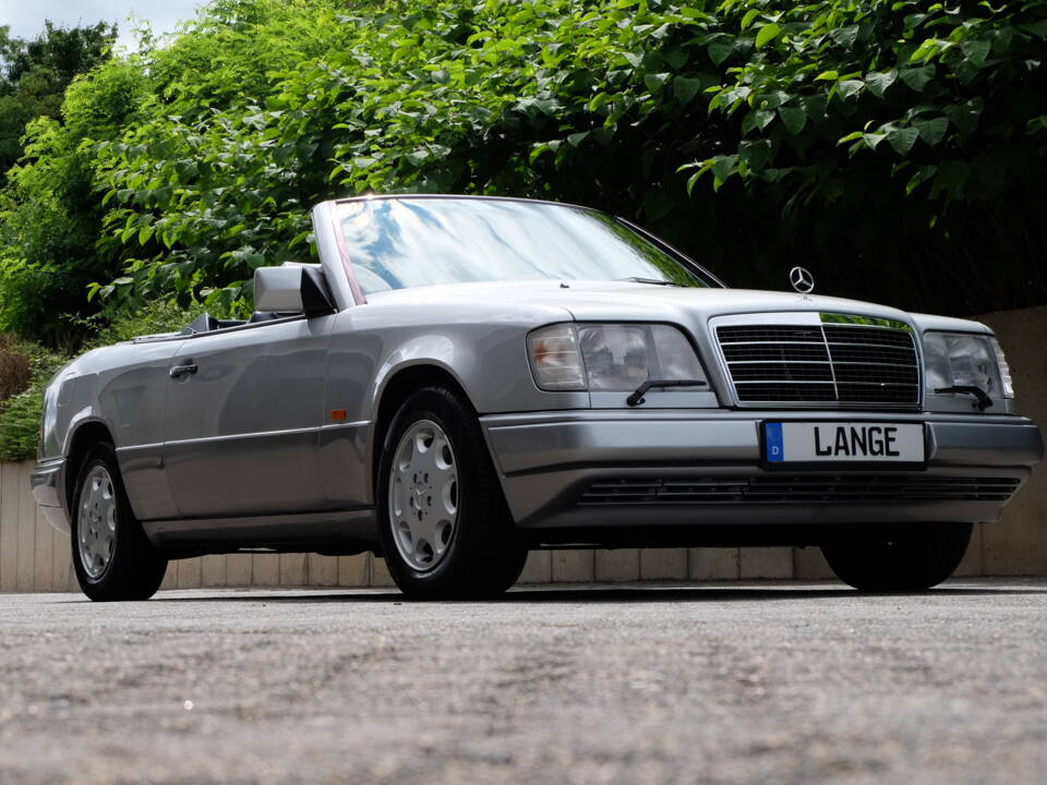 Image 11/69 of Mercedes-Benz E 320 (1994)