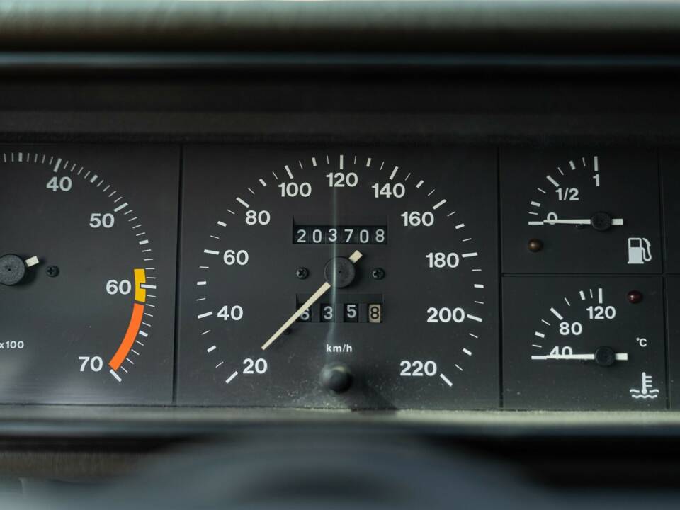 Bild 38/47 von Alfa Romeo 75 1.6 (1991)