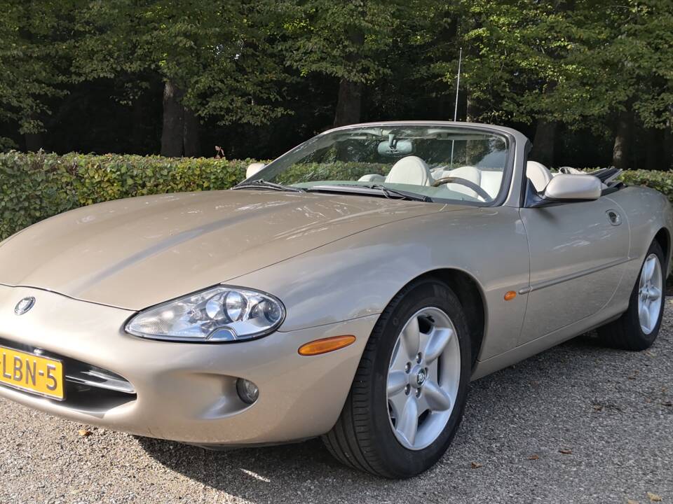 Image 4/36 of Jaguar XK8 4.0 (1998)