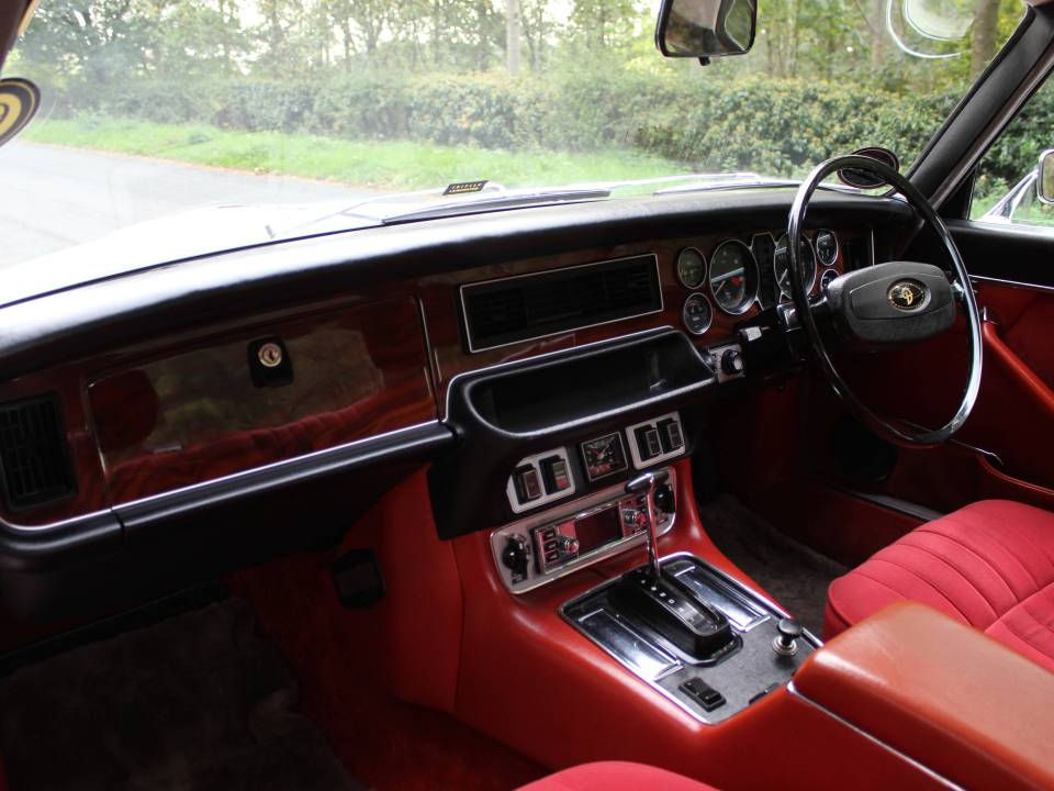 Image 11/14 de Daimler Sovereign 4.2 (1977)