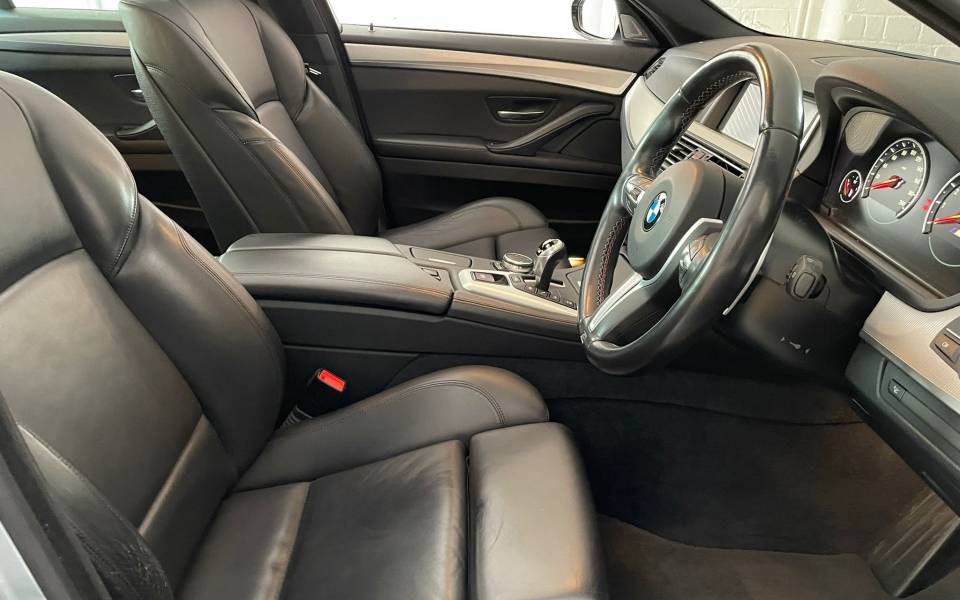 Image 28/47 of BMW M5 (2016)