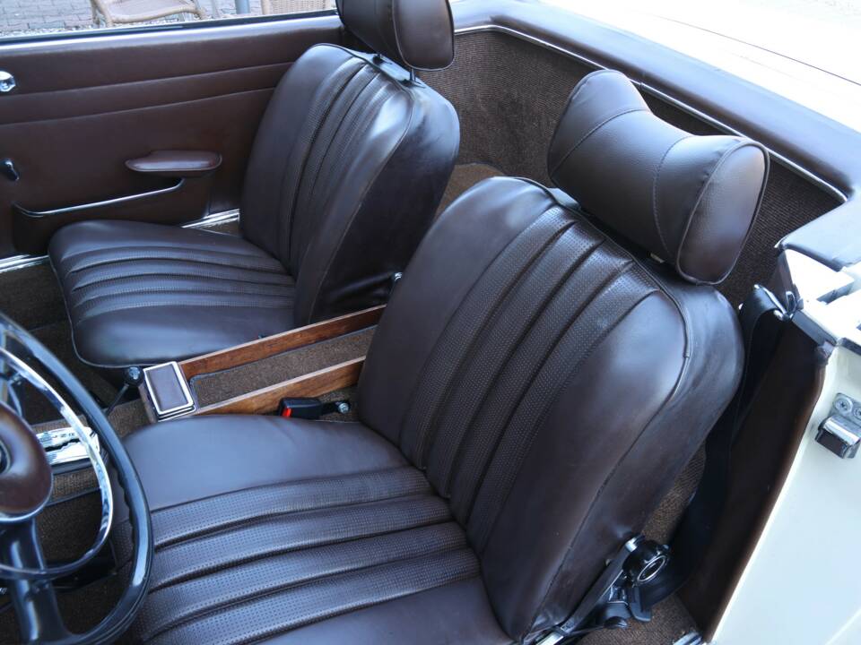 Image 18/50 of Mercedes-Benz 250 SL (1967)