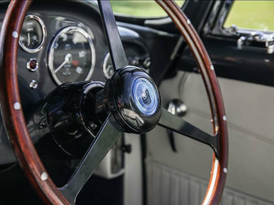 Immagine 18/24 di Aston Martin DB 6 Volante (1967)