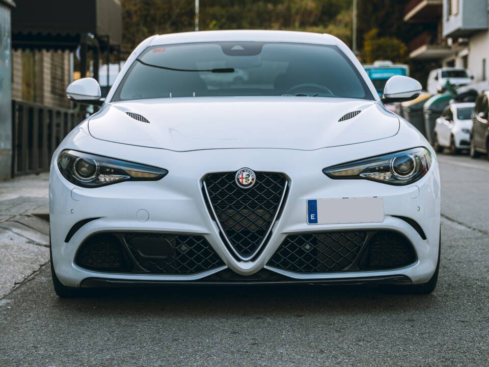 Bild 8/26 von Alfa Romeo Giulia Quadrifoglio (2017)