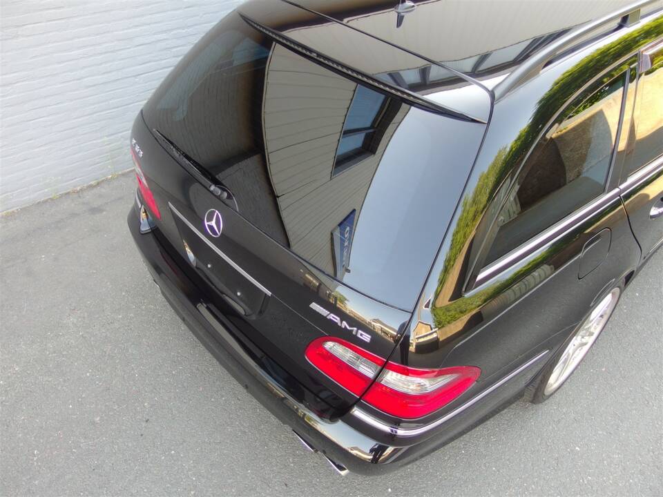 Image 17/98 of Mercedes-Benz E 63 AMG T (2008)