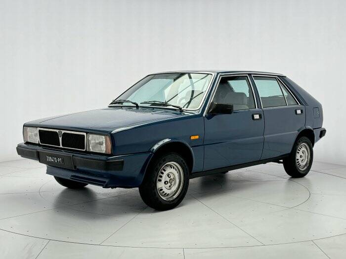 Image 2/7 de Lancia Delta 1500 (1980)