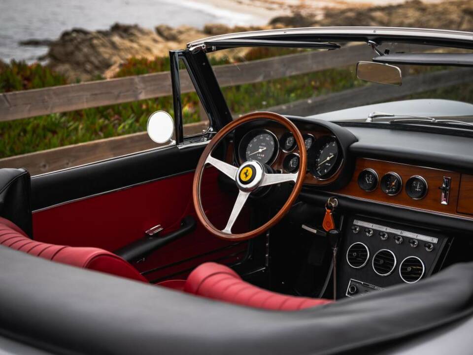 Image 36/48 of Ferrari 330 GTS (1968)