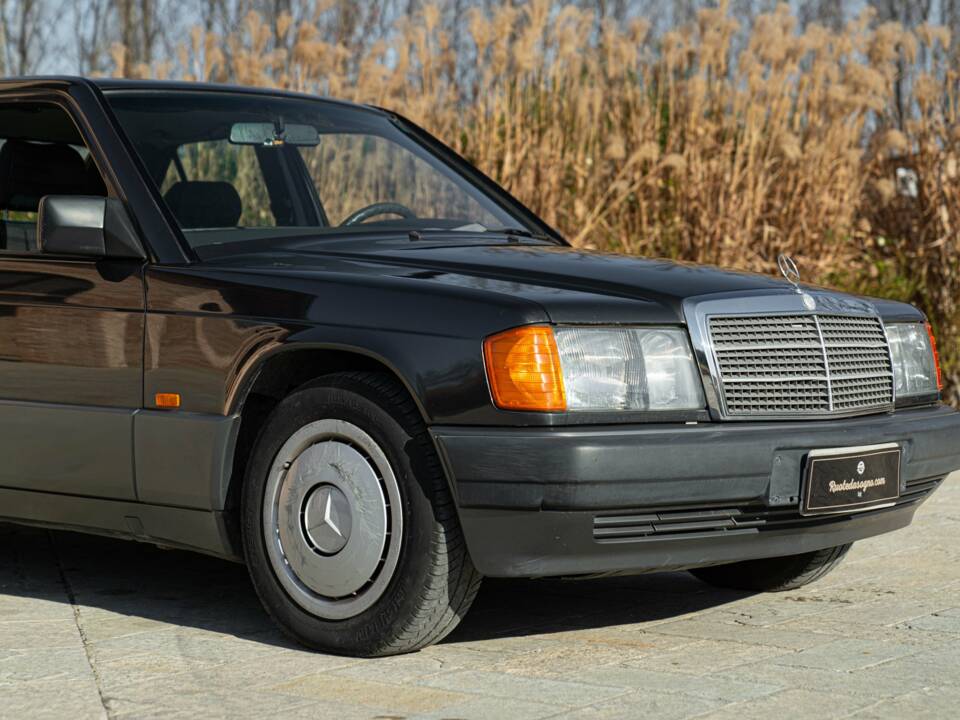 Afbeelding 11/45 van Mercedes-Benz 190 E (1989)