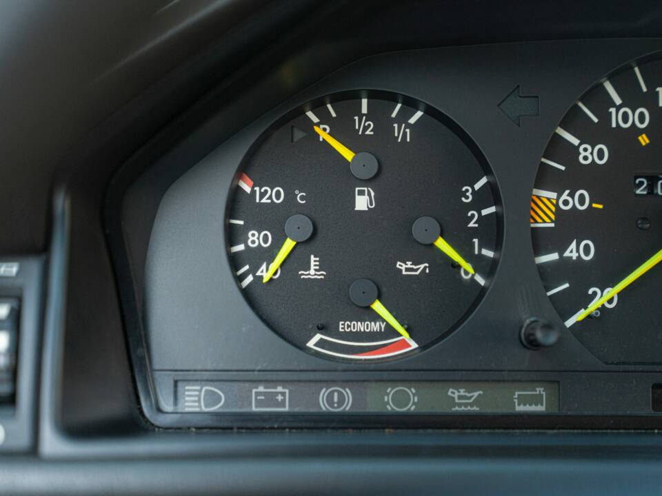 Image 40/46 de Mercedes-Benz 300 CE (1988)