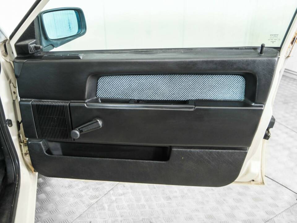 Image 32/50 of Volvo 740 GL (1987)