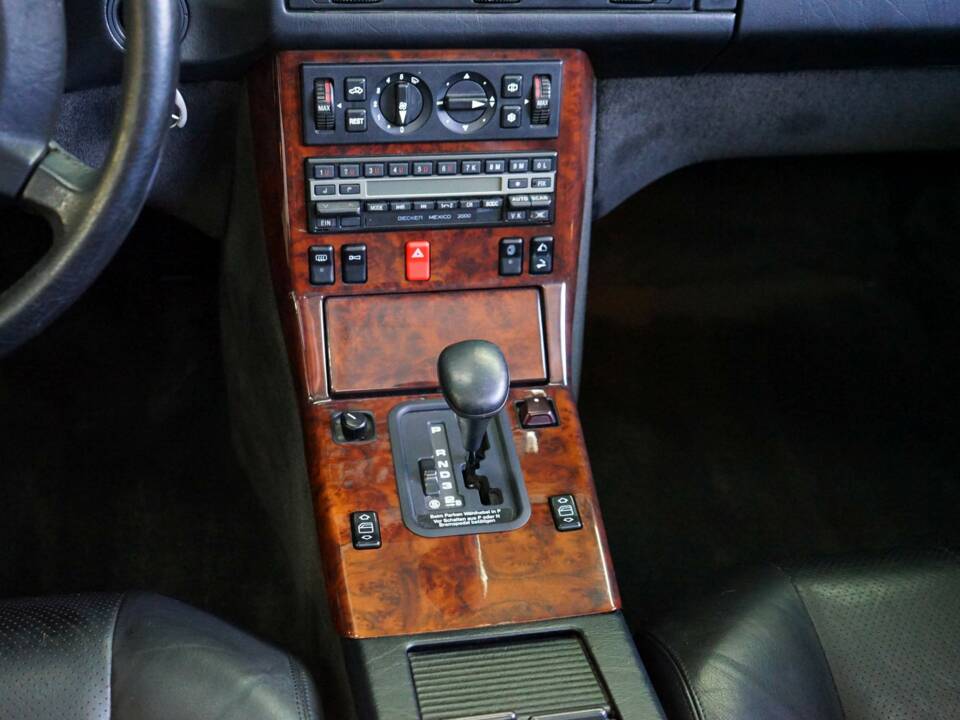 Image 28/38 of Mercedes-Benz 500 SL (1991)