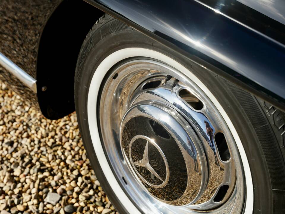 Obraz 19/50 pojazdu Mercedes-Benz 300 SL Roadster (1959)
