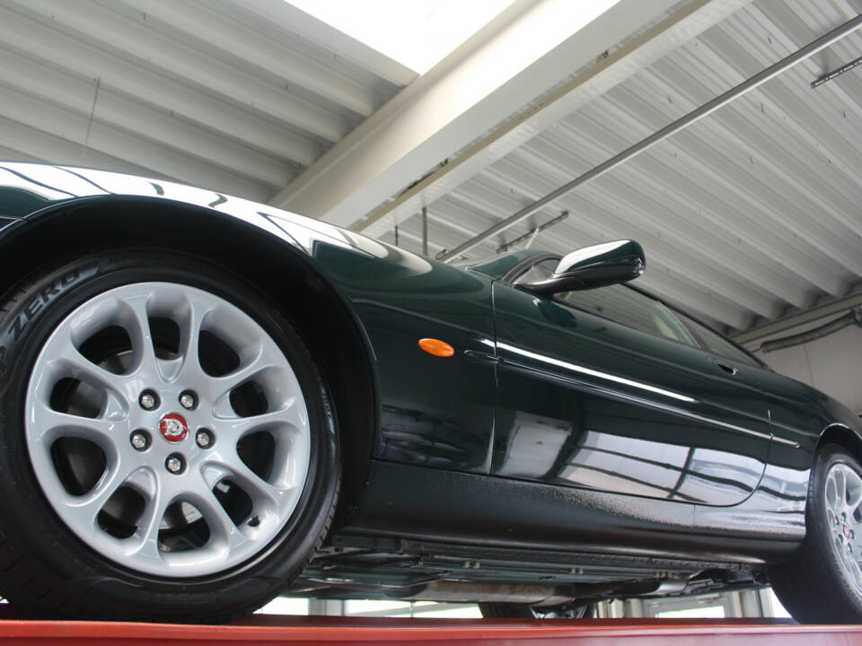 Image 7/50 of Jaguar XKR (2001)