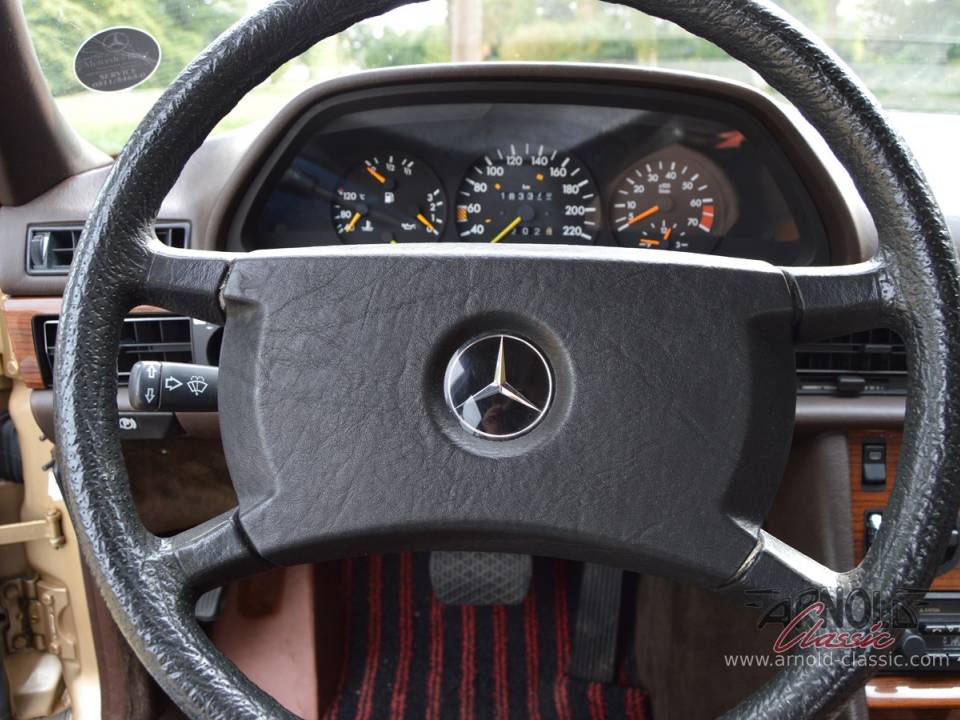Image 18/39 de Mercedes-Benz 300 SE (1986)