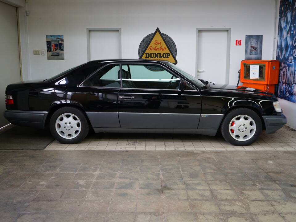 Bild 32/35 von Mercedes-Benz E 320 (1993)