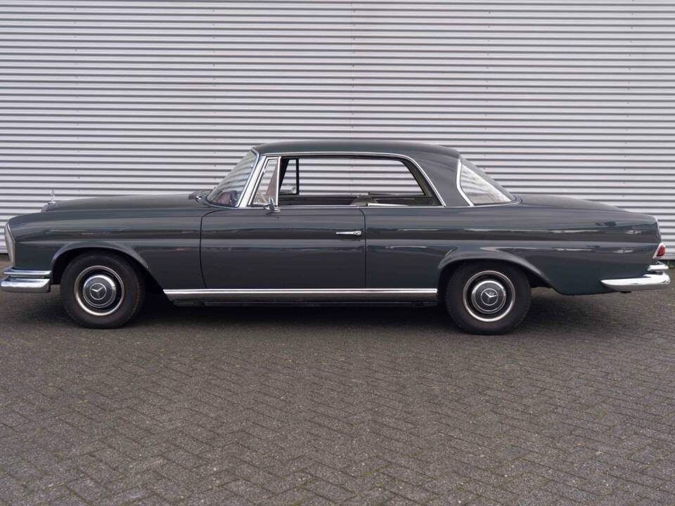 Image 3/6 de Mercedes-Benz 220 SE b (1964)