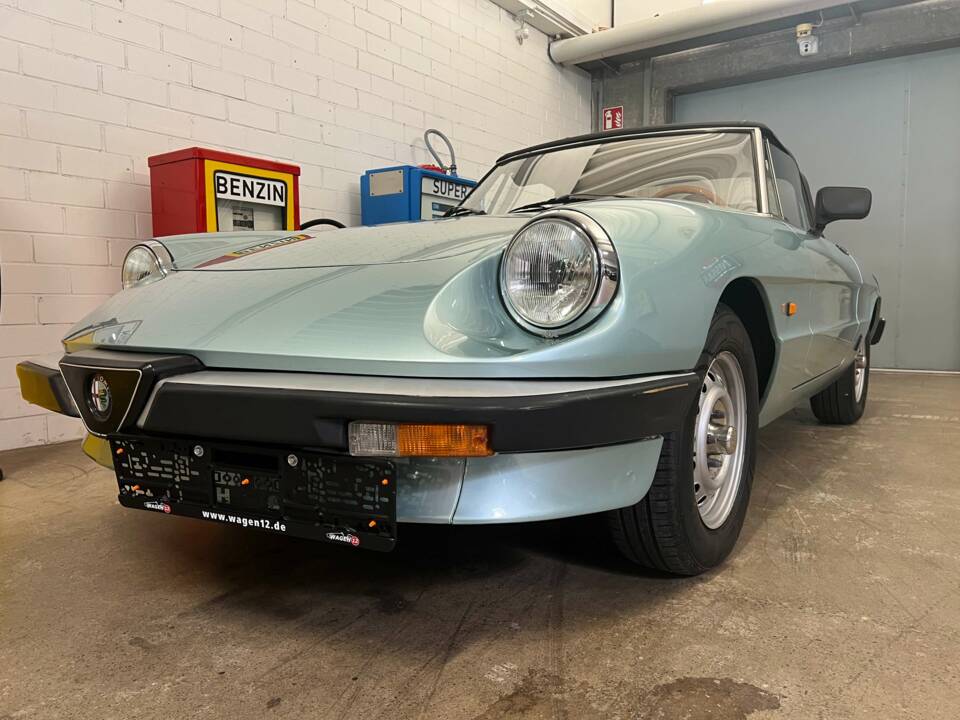 Immagine 2/20 di Alfa Romeo 2.0 Spider (1983)