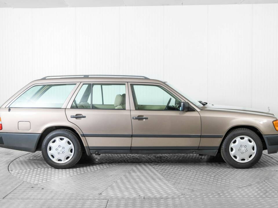 Image 10/50 of Mercedes-Benz 300 TD (1986)
