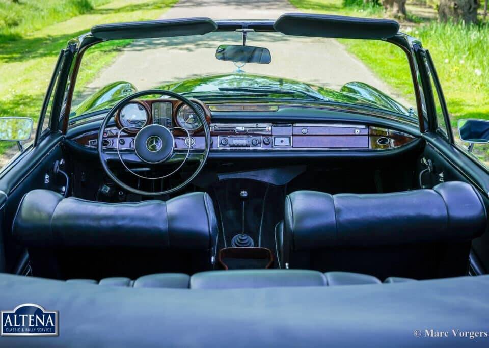 Image 38/52 de Mercedes-Benz 220 SE b (1963)
