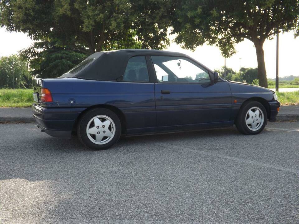 Immagine 5/50 di Ford Escort 1.8 16v (1992)