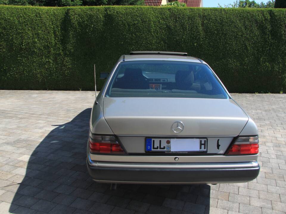 Bild 2/16 von Mercedes-Benz 230 CE (1990)