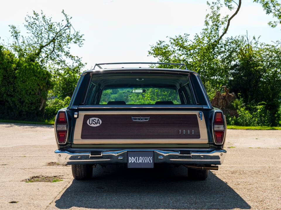Image 6/28 of Ford LTD Country Squire (1968)