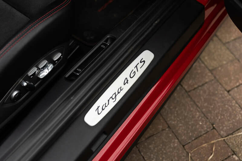 Immagine 47/50 di Porsche 911 Targa 4 GTS (2015)