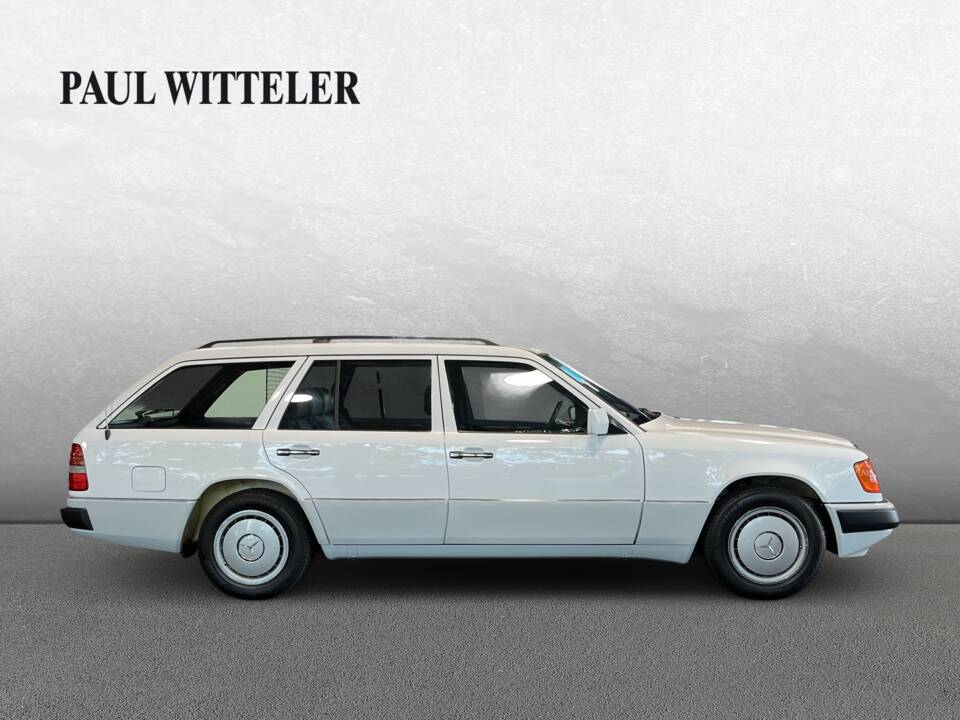 Imagen 4/22 de Mercedes-Benz 220 TE (1993)