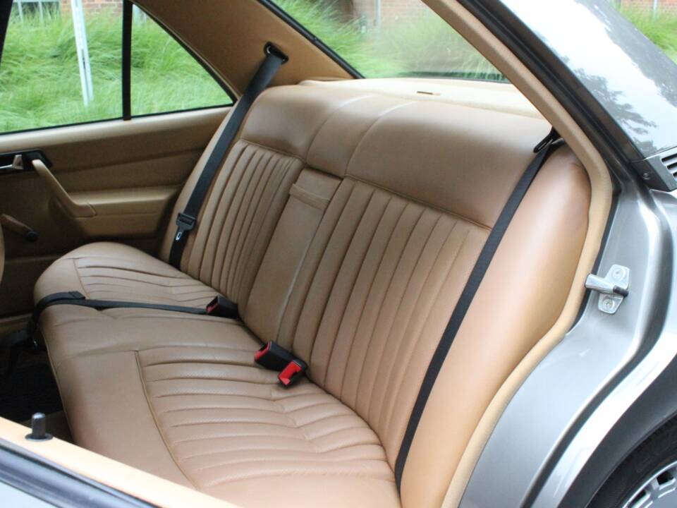 Image 15/27 of Mercedes-Benz 190 E (1987)