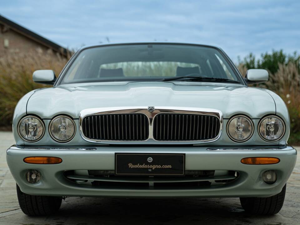 Immagine 11/50 di Jaguar XJ 8 Sovereign (1997)