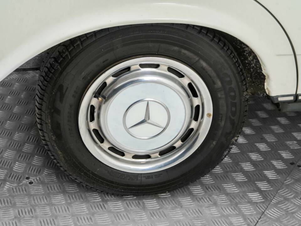 Image 33/50 of Mercedes-Benz 300 D (1980)