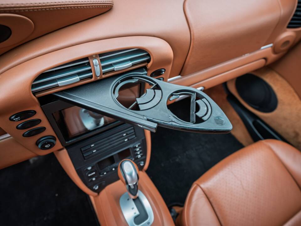 Image 30/63 of Porsche 911 Carrera 4S (2004)