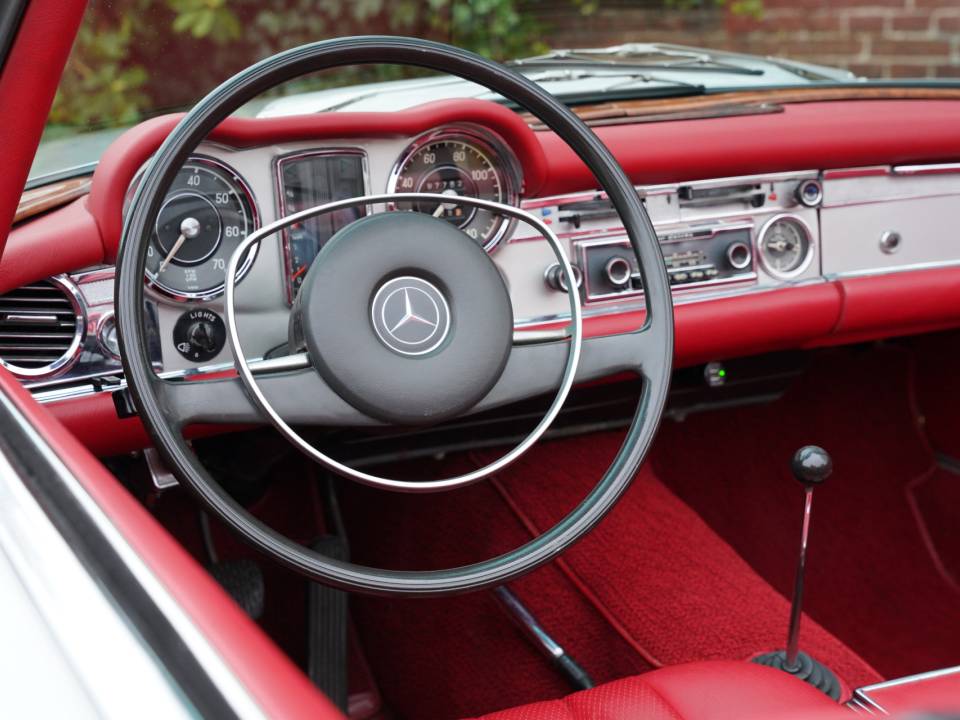 Image 37/50 of Mercedes-Benz 280 SL (1969)