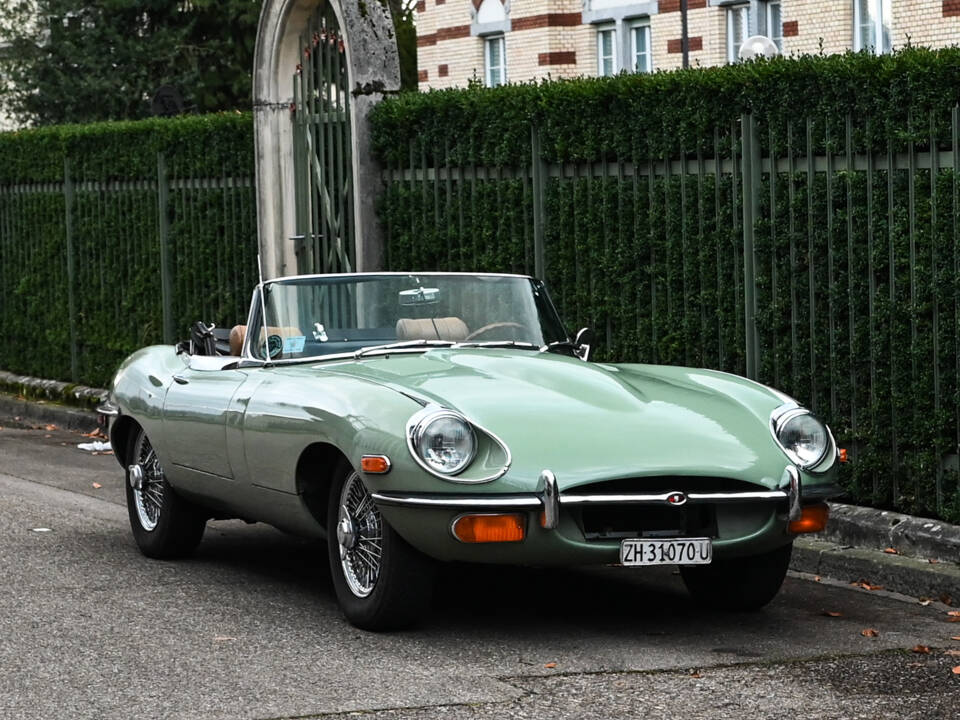 Image 2/60 de Jaguar E-Type (1970)