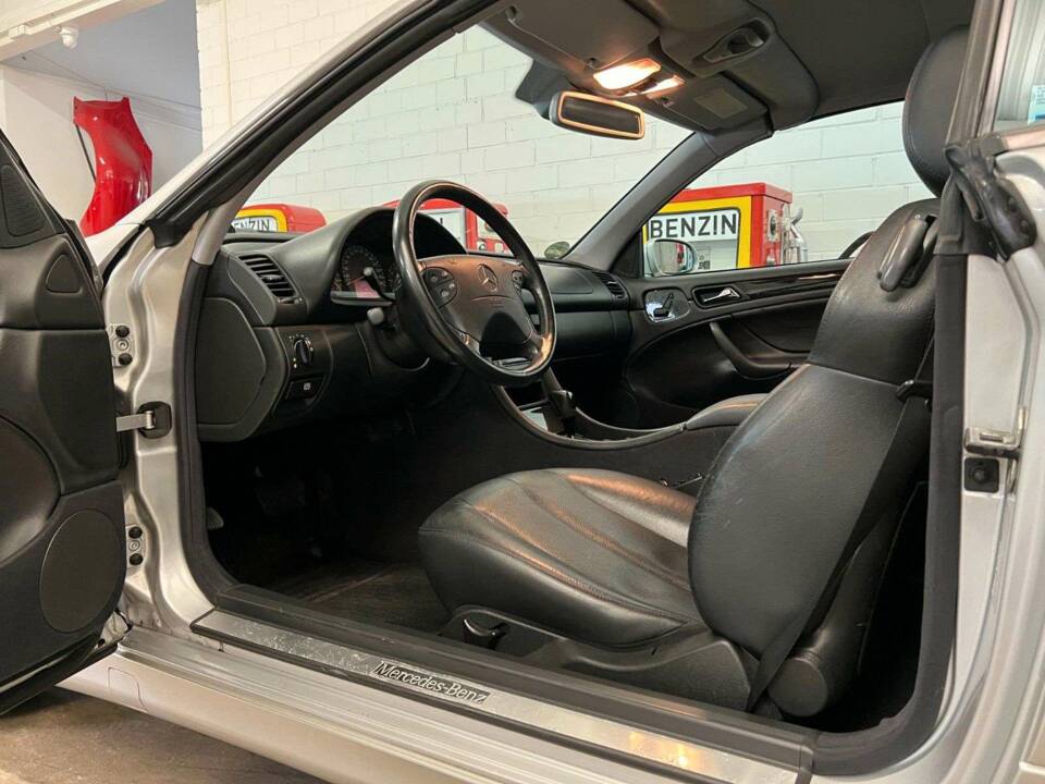 Imagen 6/20 de Mercedes-Benz CLK 230 Kompressor (2001)