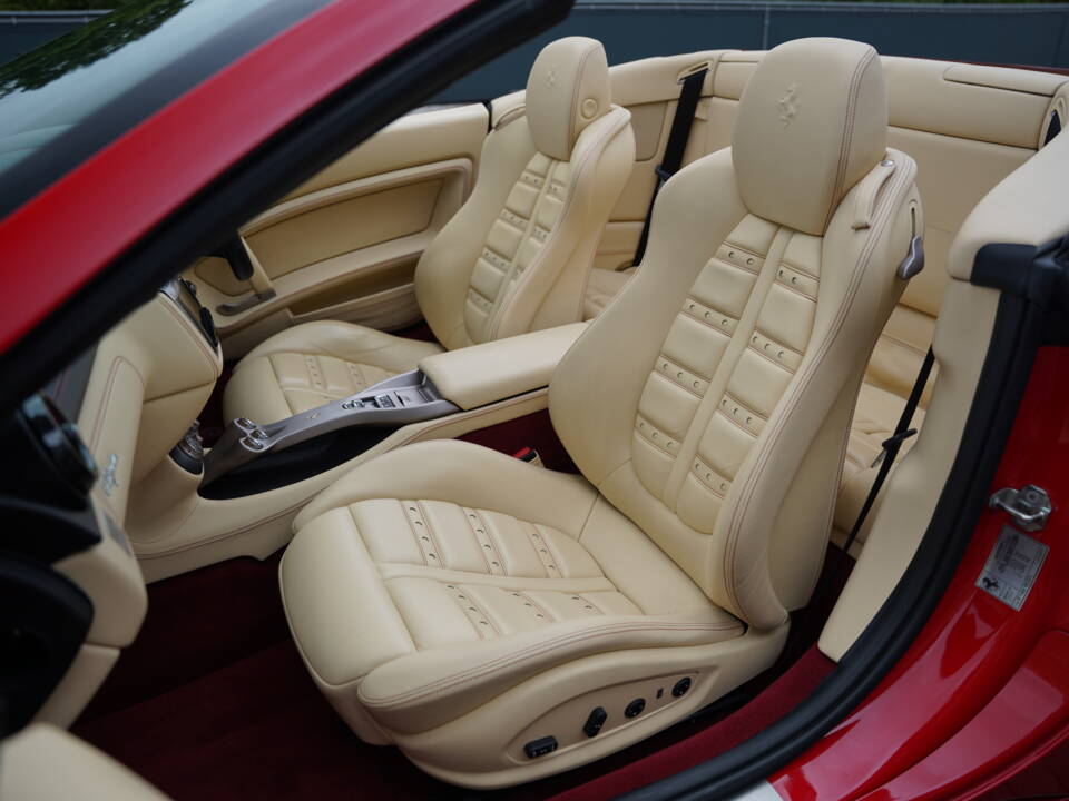 Image 16/50 of Ferrari California (2010)