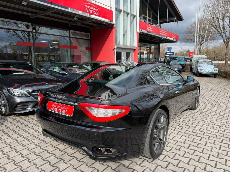 Imagen 5/21 de Maserati GranTurismo 4.2 (2007)