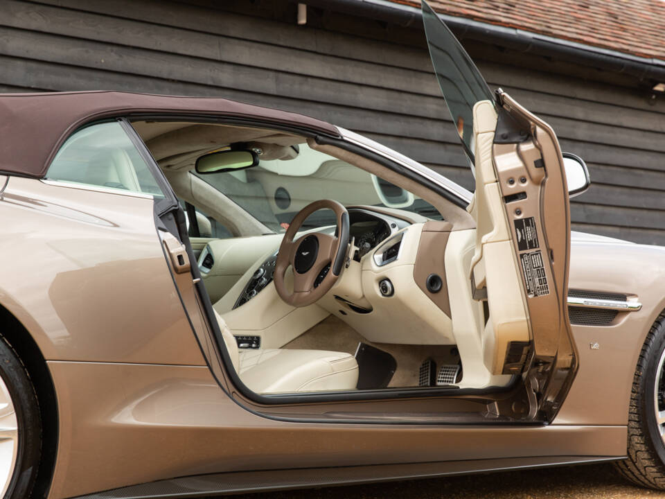 Image 53/97 of Aston Martin Vanquish S Volante (2018)