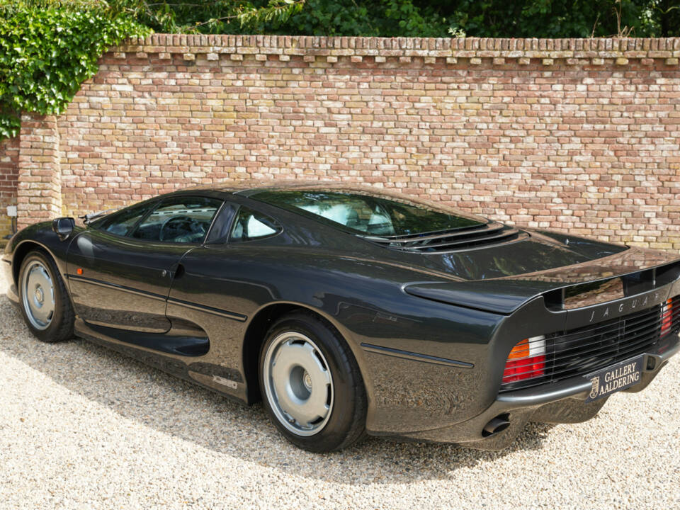 Image 36/50 of Jaguar XJ 220 (1993)