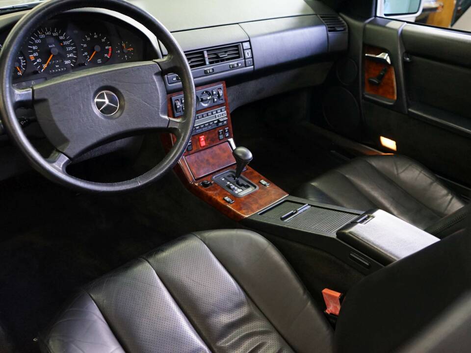 Image 24/38 of Mercedes-Benz 500 SL (1991)